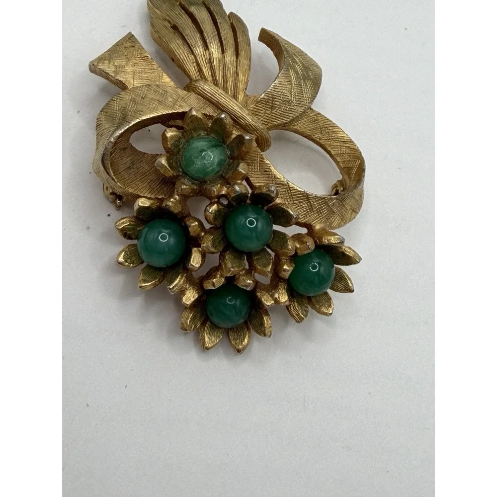 Vintage Gold Tone Flower‎ Brooch With Jade Colored Stamens Mcm